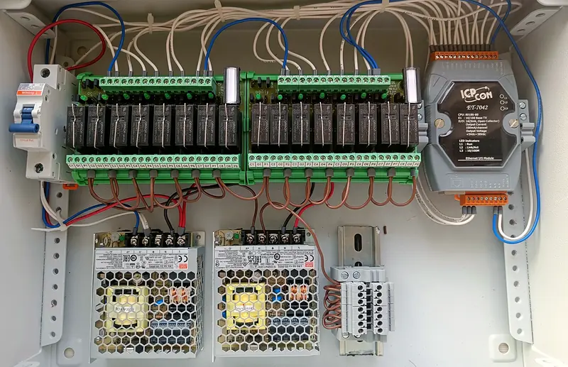 Ethernet I/O relay panel with an ICP DAS ET-7042 output module, two 8-relay cards, 24 V and 12 V supplies and an MCB